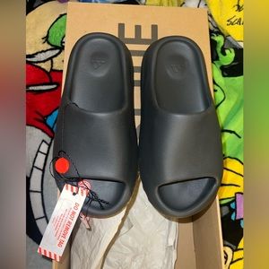 YEEZY ONYX SLIDES